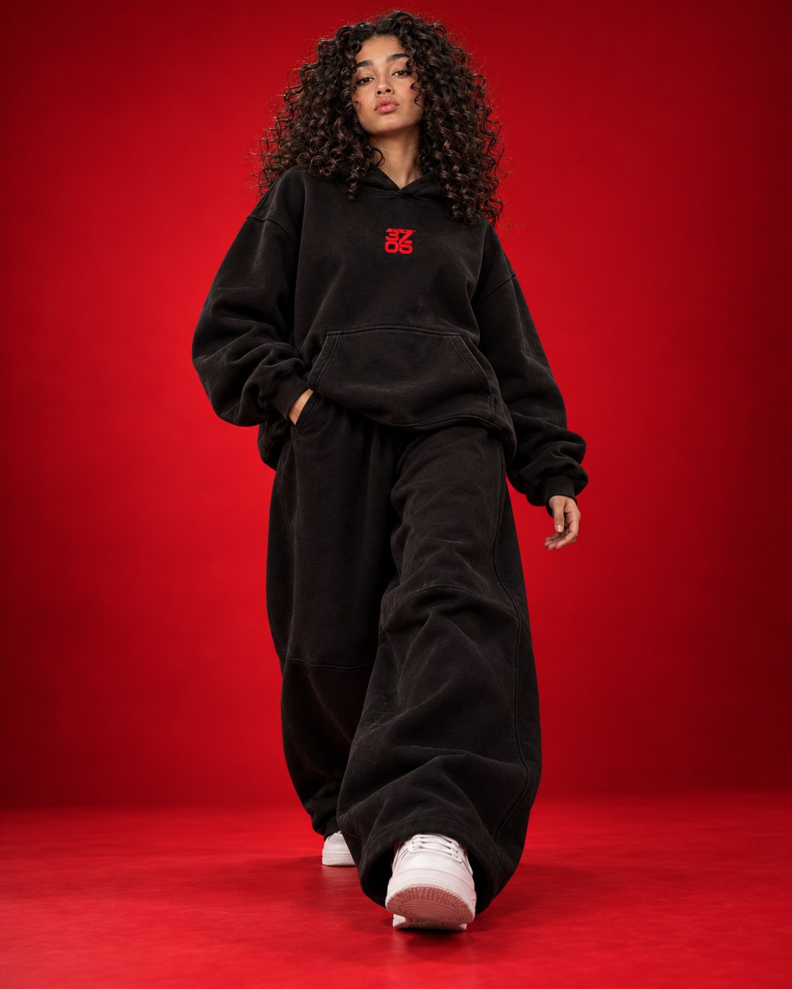 Mannequin femme en hoodie TSUNAMI